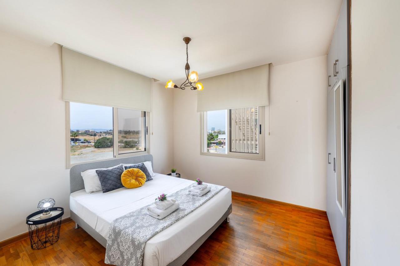 Mackenzie Beachfront Eftyhia Suite 라르나카 외부 사진